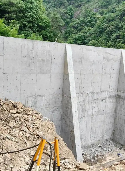 承德平泉重力式挡土墙
